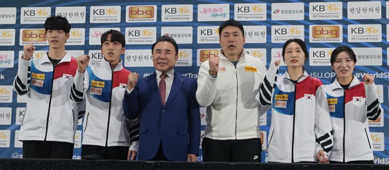 Para atlet mengambil foto peringatan di acara Hari Media Kompetisi Kejuaraan Seluncur Cepat Trek Pendek (ISU) 2023 yang diadakan di Gelanggang Es Mok-dong di Yangcheon-gu, Seoul pada sore hari tanggal 7 Maret. Dari kiri ke kanan: Lee Jun-seo (Universitas Olahraga Nasional Korea), Park Ji-won (Balai Kota Seoul), Presiden Federasi Seluncur Es Korea Yoon Hong-geun, Pelatih Seluncur Cepat Trek Pendek Korea Ahn Joong-hyun, Choi Min-jeong (Balai Kota Seongnam), dan Kim Gil-ri (SMA Seohyun). (Yonhap News)