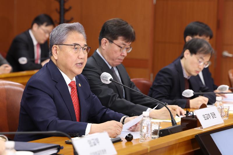 Menteri Luar Negeri Park Jin berbicara pada Dewan Bantuan Darurat Luar Negeri Bersama Publik-Swasta Ketiga tentang dukungan kerugian gempa Turki yang diadakan di ruang situasi Kementerian Luar Negeri di Jongno-gu, Seoul pada tanggal 8 Maret. (Yonhap News)