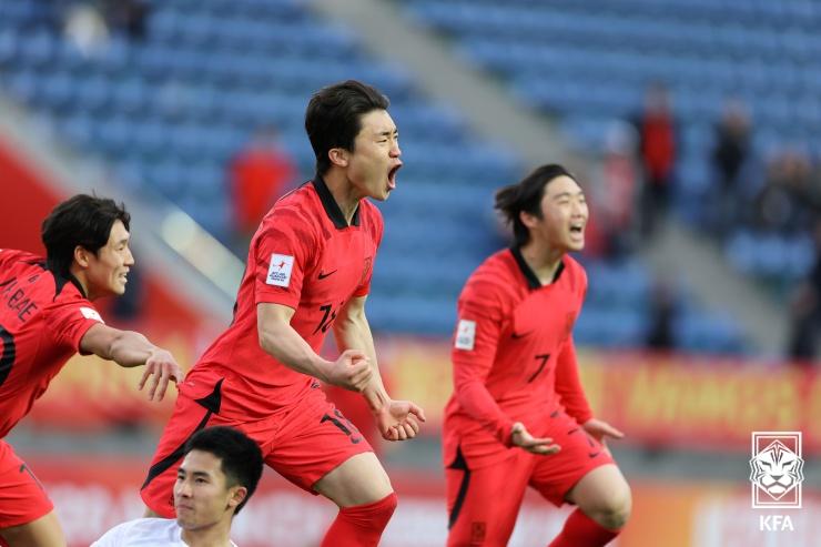 Atlet timnas sepak bola Sung Jin-Young (tengah) terlihat sedang berteriak setelah mencetak gol kemenangan di detik terakhir. Sebelum gol tersebut, pertandingan babak delapan besar antara Korea dan Tiongkok berada dalam kedudukan seri 1-1. Pertandingan tersebut berlangsung pada tanggal 12 Maret dalam pagelaran Piala Asia U-20 AFC (Konfederasi Sepak Bola Asia) yang diselenggarakan di Stadion JAR, Taskhkent, Uzbekistan. 