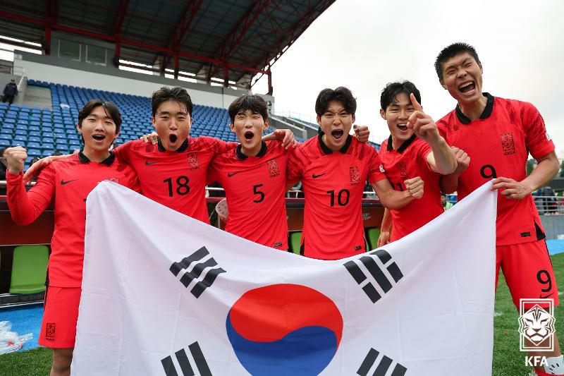 Para atlet timnas sepak bola U-20 terlihat sedang tersenyum bahagia setelah mampu melaju ke semifinal karena menang melawan Tiongkok pada pertandingan babak 8 besar yang diselenggarakan pada tanggal 12 Maret dalam pagelaran Piala Asia U-20 AFC (Konfederasi Sepak Bola Asia) di Stadion JAR, Taskhkent, Uzbekistan. 