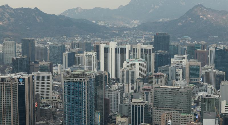 Lembaga pemeringkat kredit internasional Fitch mempertahankan peringkat kredit nasional Korea di level AA- dan prospek peringkat di level stabil. Foto di atas menunjukkan pemandangan Kota Seoul dari Gunung Namsan di Seoul. (Yonhap News)