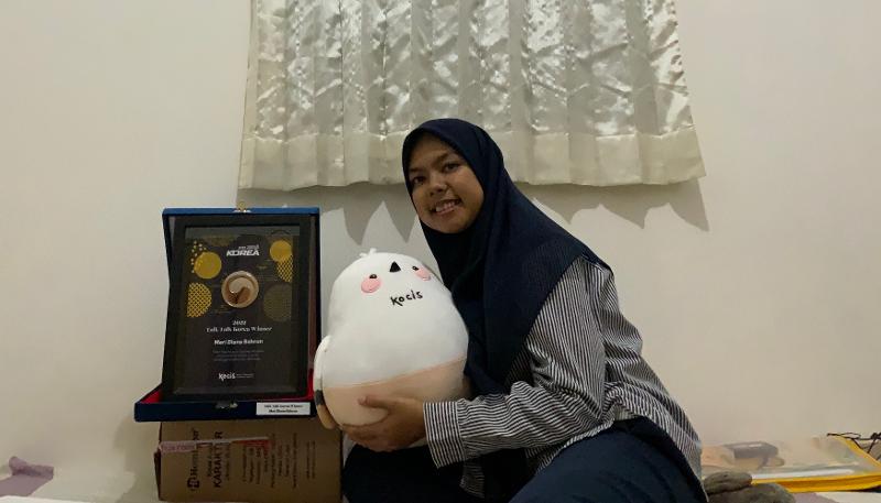 Meri dengan Penghargaan dari KOCIS untuk 2022 Talk Talk Korea Award.