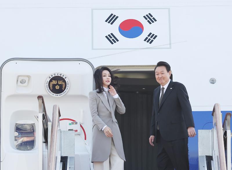 Presiden Yoon Suk Yeol dan Ibu Negara Kim Keon Hee terlihat sedang memberikan salam sebelum menaiki pesawat pada tanggal 16 Maret di Bandara Seoul, Kota Seongnam, Provinsi Gyeonggi. Presiden Yoon akan mengunjungi Jepang selama dua hari. (Yonhap News) 