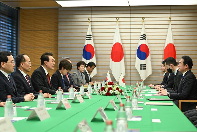 Presiden Yoon Suk Yeol (ketiga dari kiri) dan Perdana Menteri Fumio Kishida (paling kanan) sedang melakukan KTT bersama dengan para menteri dari kedua negara pada tanggal 16 Maret di kediaman resmi perdana menteri Jepang di Tokyo. (Yonhap News) 