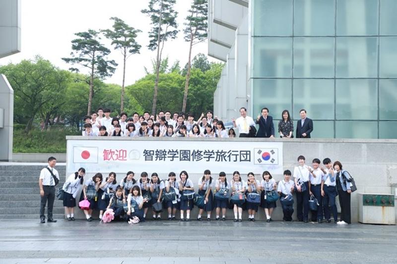 Karyawisata siswa SMA Jepang ke Korea akan dilanjutkan kembali pada tanggal 21 Maret setelah sempat terhenti akibat Pandemi COVID-19. Foto di atas menunjukkan para siswa SMA Chiben Gakuen yang mengunjungi Gyeongju Expo Park pada Juli 2019. (Gyeongju Expo Park, Kota Gyeongju, Provinsi Gyeongsangbuk) 