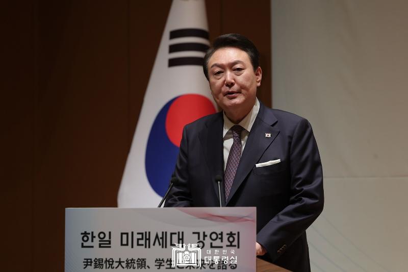 Presiden Yoon Suk Yeol menerima undangan dari Perdana Menteri Fumio Kishida untuk menghadiri KTT G7 yang akan digelar pada bulan Mei mendatang di Hiroshima, Jepang. Foto di atas menunjukkan Presiden Yoon yang sedang memberikan seminar terkait masa depan Korea dan Jepang pada tanggal 17 Maret di Universitas Keio, Jepang. (Kantor Kepresidenan Republik Korea) 