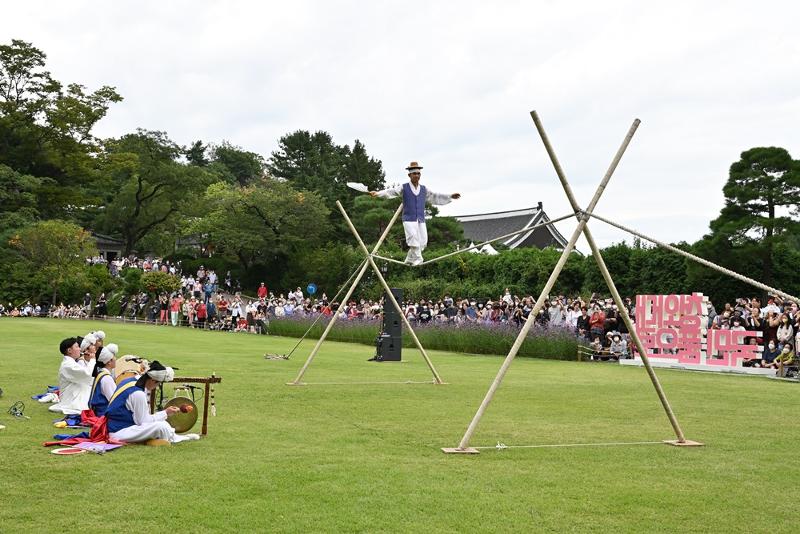 Foto menunjukkan seseorang yang sedang memberikan pertunjukan di atas tali pada Libur Nasional Chuseok bulan September 2022. 