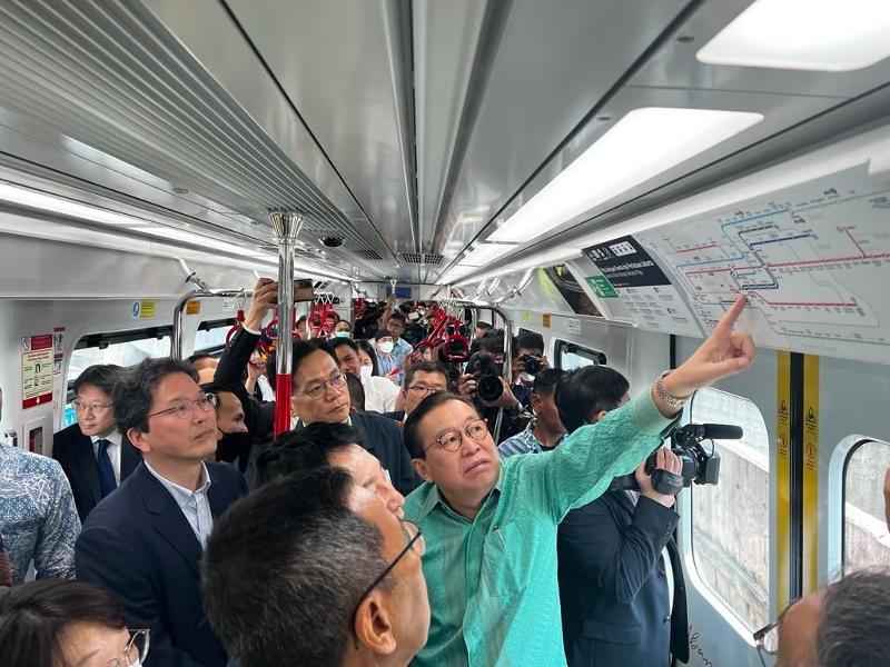 Menteri Woo Hee-ryong menggunakan transportasi LRT rute 1A dari Stasiun Velodrome ke Stasiun Pegangsaan Dua. Jumat (17/3/2023) siang