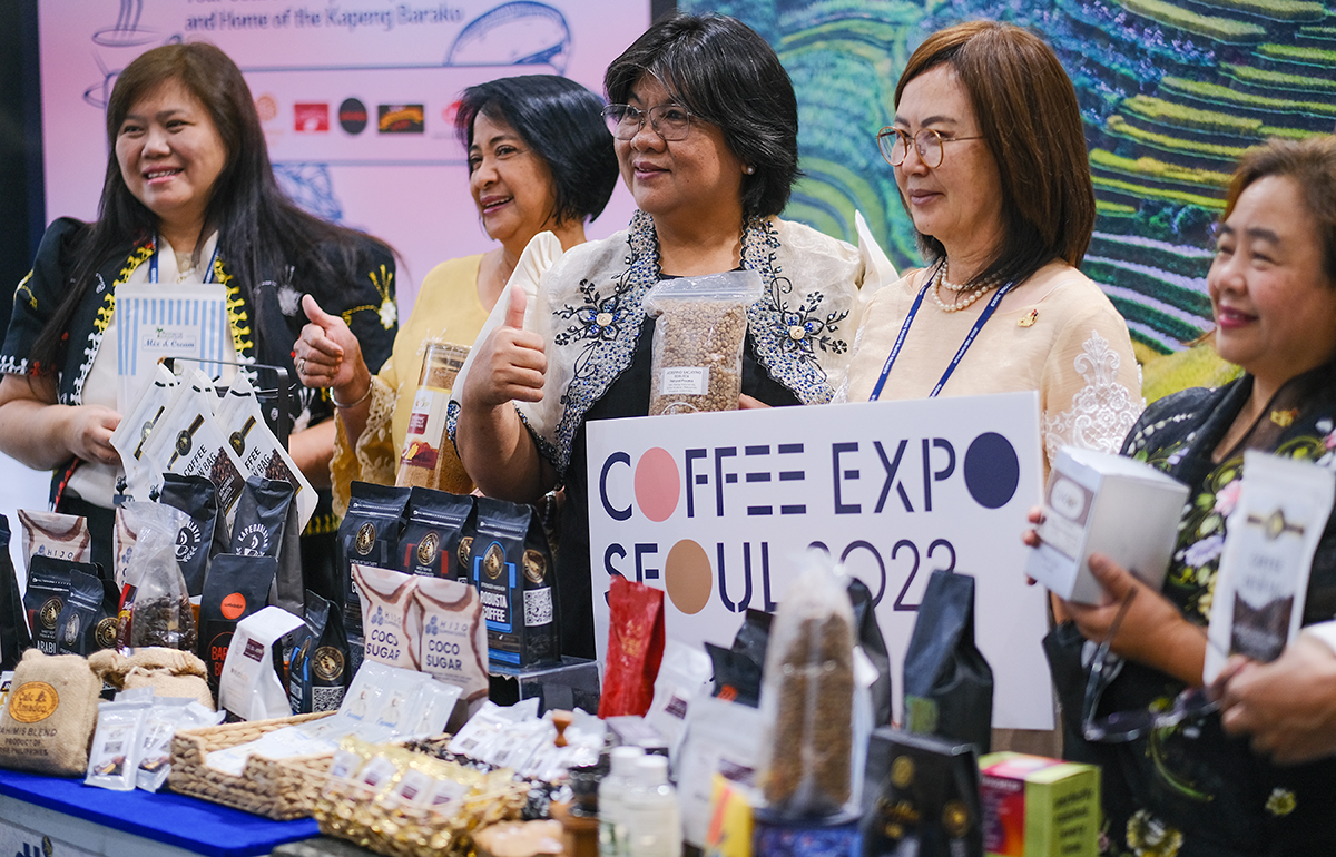 Pada Seoul Coffee Expo 2023 yang diadakan di COEX di Samseong-dong, Gangnam-gu, Seoul pada tanggal 5 April, para pejabat industri kopi dari Filipina memperkenalkan produk kopi Filipina. Filipina menjadi negara tamu tahun ini. Acara tersebut akan berlangsung sampai tanggal 8 April. (Yonhap News) 