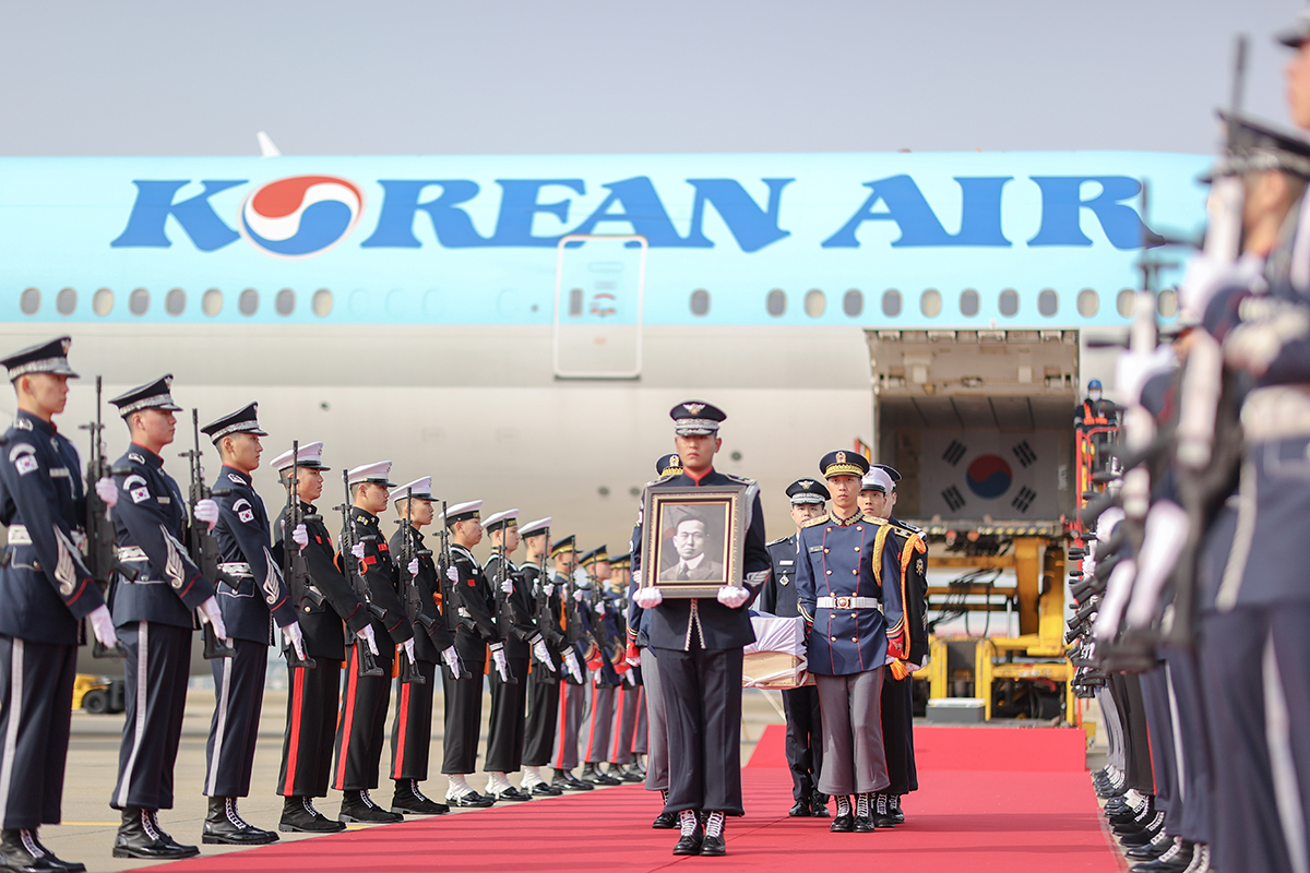 Penjaga Kehormatan Kementerian Pertahanan Nasional pada pagi hari tanggal 10 April membawa jenazah aktivis kemerdekaan Hwang Ki-hwan di peti mati pada upacara repatriasi yang diadakan di Terminal 2 Bandara Internasional Incheon. Hwang bekerja untuk memulihkan kedaulatan nasional sebagai diplomat untuk Pemerintahan Sementara Korea di Eropa dan AS. Jenazahnya kembali ke Korea satu abad setelah penguburannya di Pemakaman Gunung Olivet di New York. Saat belajar di AS, Hwang mendaftar ke Angkatan Darat AS selama Perang Dunia I dan meninggal pada April 1923. Eugene Choi, protagonis dari drama populer Mr. Sunshine yang diperankan oleh aktor Lee Byung-hun, terinspirasi oleh Hwang dan perjalanannya dalam gerakan kemerdekaan Korea. Jenazah Hwang pada sore hari dimakamkan di bagian untuk orang-orang berjasa yang berjuang untuk kemerdekaan Korea di Pemakaman Nasional Daejeon. (Kementerian Urusan Patriot dan Veteran)