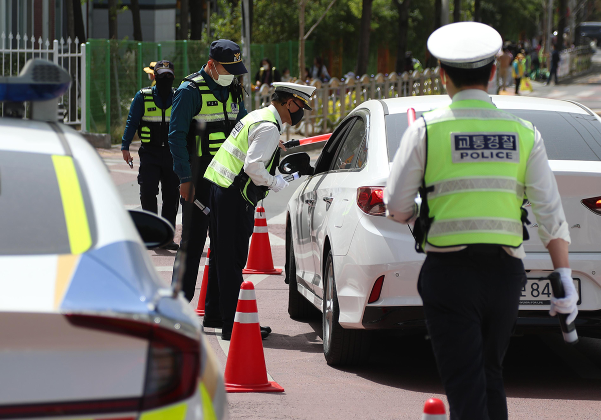Pada sore hari tanggal 13 April, para polisi lalu lintas dari Kantor Polisi Jungbu sedang razia pengemudi mabuk di jalan depan Sekolah Dasar Namsan di Jung-gu, Daegu. (Yonhap News)