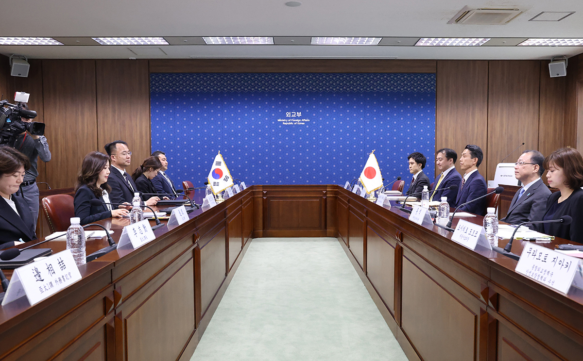 Rapat Dewan Kebijakan Keamanan Korea-Jepang ke-12, yang disebut juga sebagai Dialog Keamanan dan Diplomasi 2+2 (Diplomasi dan Pertahanan diadakan di Kementerian Luar Negeri di Jongno-gu, Seoul pada pagi hari tanggal 17 April. Pertemuan tersebut dihadiri oleh para direktur pejabat dari kedua negara. Dewan Kebijakan Keamanan Korea-Jepang dilanjutkan untuk pertama kalinya dalam lima tahun sejak Maret 2018 sebagai tindak lanjut dari KTT Korea-Jepang bulan lalu. (Yonhap News)