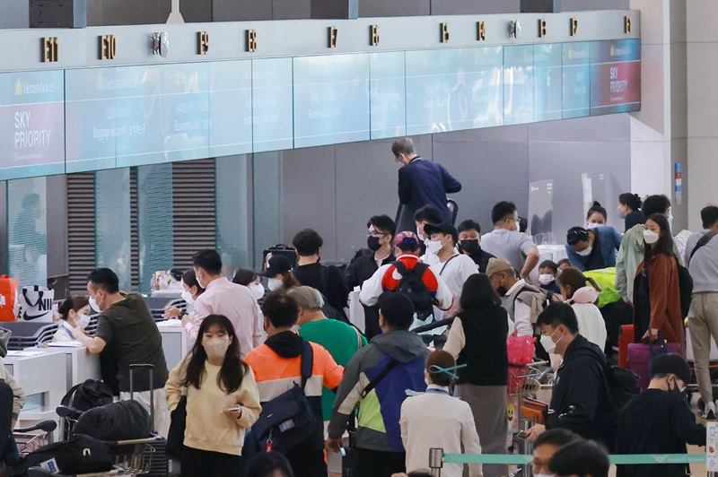 Mulai tanggal 30 April, sebagian penumpang transit asing dapat memasuki Korea tanpa visa. Foto tersebut memperlihatkan terminal penumpang pertama Bandara Internasional Incheon yang dipadati para pelancong pada 7 Oktober tahun 2022. (Yonhap News)