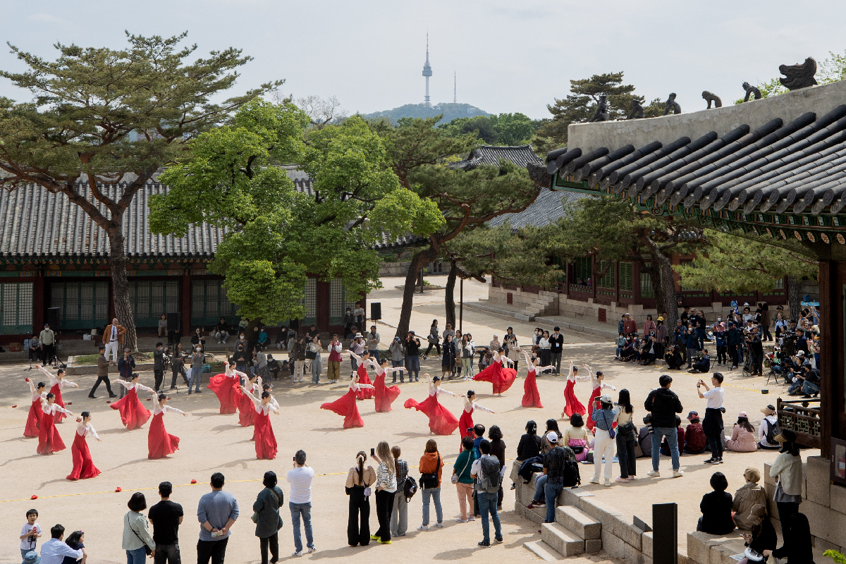 Parade Peringatan untuk Peringatan 40 Tahun Pengembalian Nama Istana Changgyeonggung diadakan pada tanggal 28 April di Halaman Yanghwadang Istana Changgyeonggung, Jongno-gu, Seoul. (Kim Sunjoo)