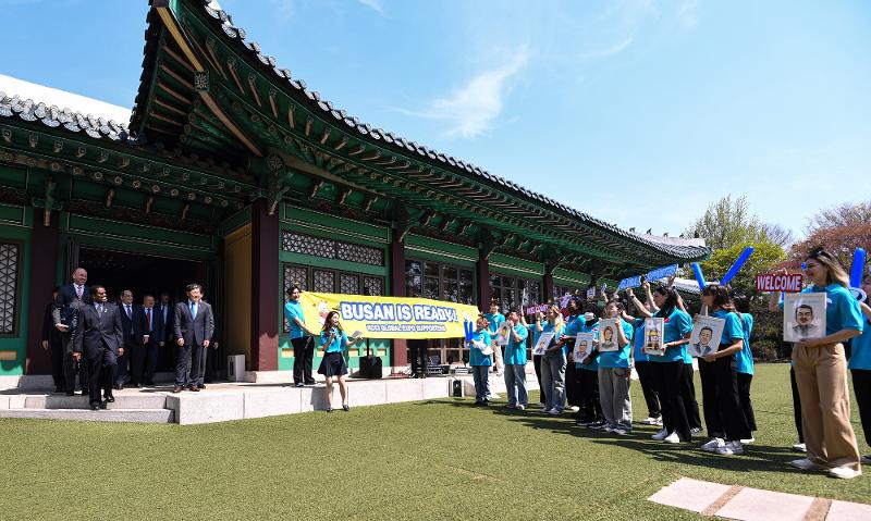 Delegasi BIE disambut oleh para pendukung World Expo 2030 sebelum menghadiri Resepsi Sambutan dengan Para Pejabat Ekonomi yang digelar pada tanggal 3 April di Silla Hotel, Jung-gu, Seoul. (Yonhap News)