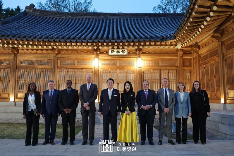 Presiden Yoon Suk Yeol (kelima dari kiri) dan Ibu Negara Kim Keon Hee (keenam dari kiri) pada sore hari tanggal 3 April, mengambil foto peringatan di Sangchunjae, Cheong Wa Dae sebelum jamuan makan dengan para pejabat dari Delegasi BIE yang mengunjungi Korea untuk meninjau Busan, kandidat tuan rumah World Expo 2030.