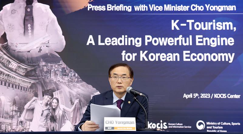 Wakil Menteri Cho mengumumkan pengarahan untuk kebijakan pemerintah terkait K-Tourism, mesin khusus untuk menghidupkan permintaan domestik di Korea. Wakil Menteri Cho mengumumkan hal tersebut di Seoul Press Center pada tanggal 5 April. (Kementerian Kebudayaan, Olahraga, dan Pariwisata Heo Manjin)