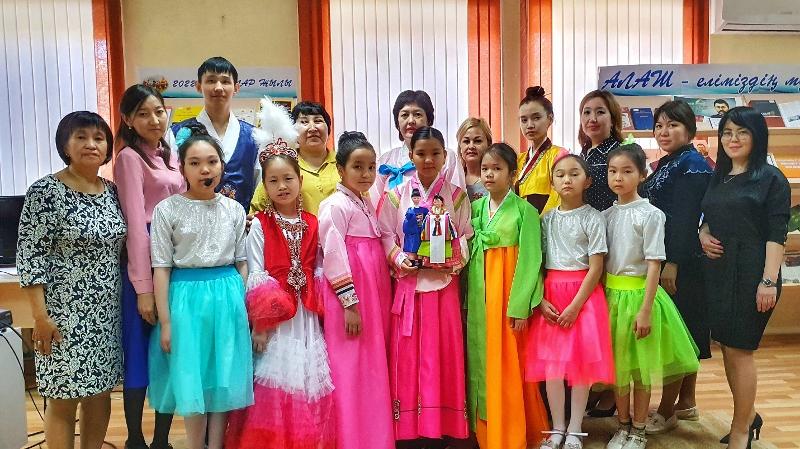 Aryngazy mengenakan hanbok biru tua saat mengisi kegiatad di Korean Cultural Center Kazakhstan 