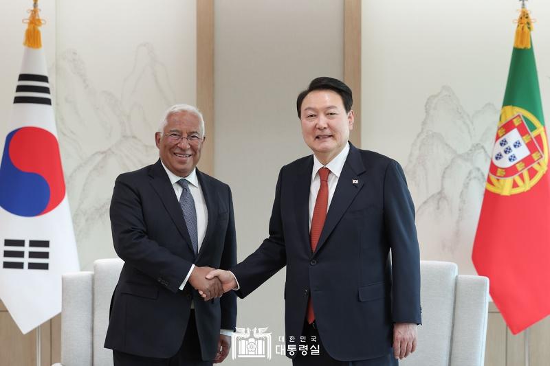 Presiden Yoon Suk Yeol (kanan) dan Perdana Menteri Portugis António Costa berpose untuk foto peringatan sebelum KTT informal di Kantor Kepresidenan di Yongsan, Seoul pada tanggal 12 April. (Kantor Kepresidenan Republik Korea)