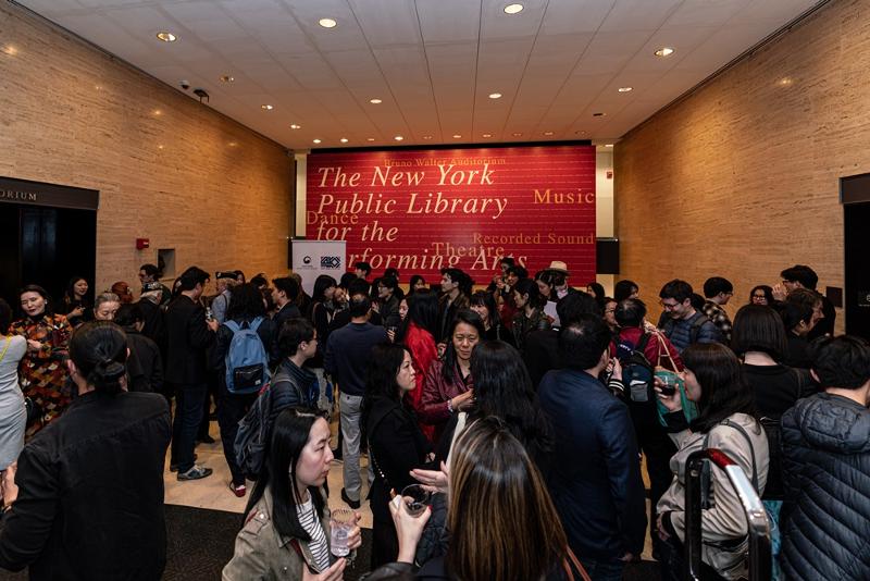 Para penonton pemutaran film Nam June Paik: Moon Is the Oldest TV yang diadakan di Perpustakaan Umum New York di Lincoln Center pada tanggal 11 April (waktu setempat) oleh KCC New York.