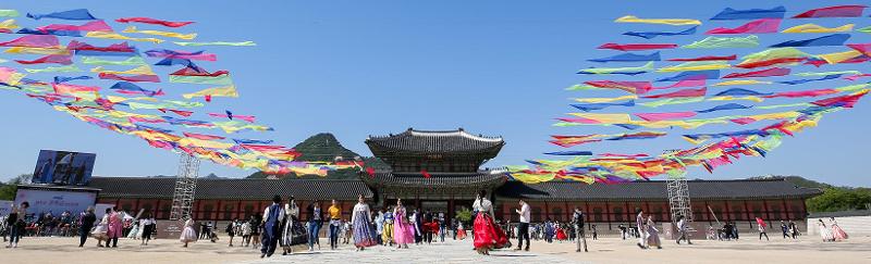 Festival Budaya Kerajaan Musim Semi Tahun 2023 akan digelar pada tanggal 29 April hingga 7 Mei mendatang. Lokasi penyelenggaraan festival ini adalah lima istana besar yang berada di Seoul (Istana Gyeongbokgung, Changdeokgung, Changgyeonggung, Gyeonghuigung, dan Deoksugung), Kuil Jongmyo, dan Altar Sajik. Foto di atas menunjukkan para pengunjung Istana Gyeongbokgung yang menikmati Festival Budaya Kerajaan. (Korea.net) 