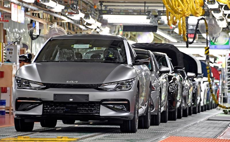 Jumlah ekspor mobil Korea per bulan telah memecahkan rekor pada bulan Maret lalu. Foto di atas menunjukkan produksi mobil EV6 di Kia AutoLand, Hwaseong. (Kia Motor) 