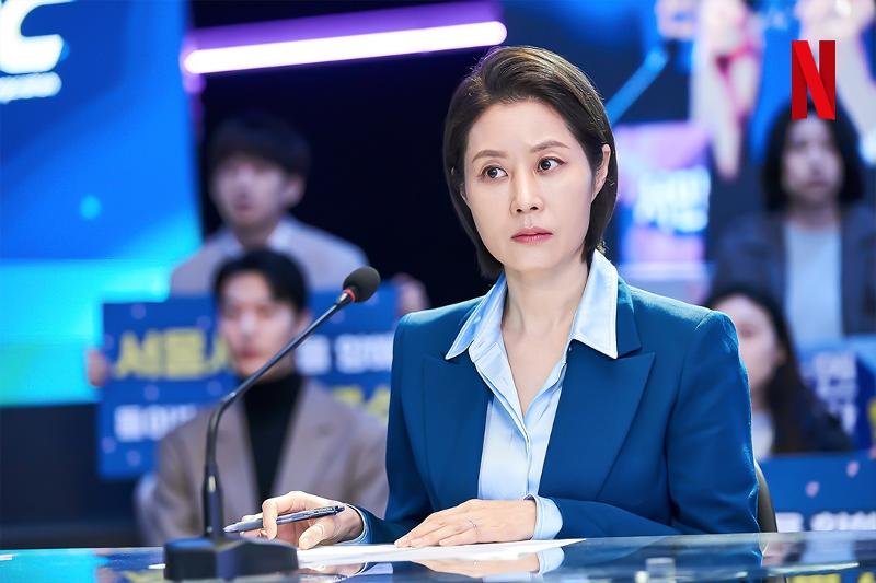 Moon So-ri memerankan tokoh Oh Kyung-sook dalam drama Queenmaker. 