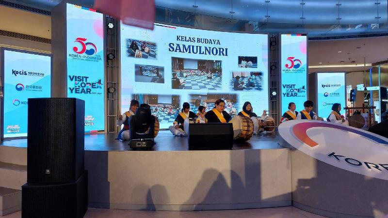 Samulnori merupakan permainan alat musik tradisional Korea yang terdiri dari 4 jenis alat musik, yakni janggu, buk, jing, dan kwaenggari. Foto di atas merupakan pertunjukan samulnori oleh para peserta Kelas Budaya Samulnori.