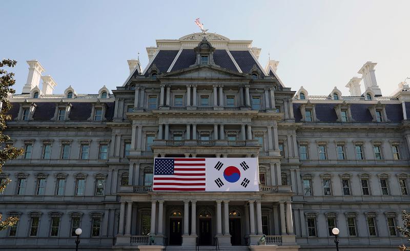 Bendera nasional Korea dan AS telihat berkibar berdampingan pada tanggal 21 April (waktu setempat) di Eisenhower Executive Office Building yang menjadi gedung Kantor Kepresidenan AS. Kedua bendera nasional ini dikibarkan berdampingan menjelang kunjungan kenegaraan Presiden Yoon Suk Yeol ke AS. (Jeon Han) 