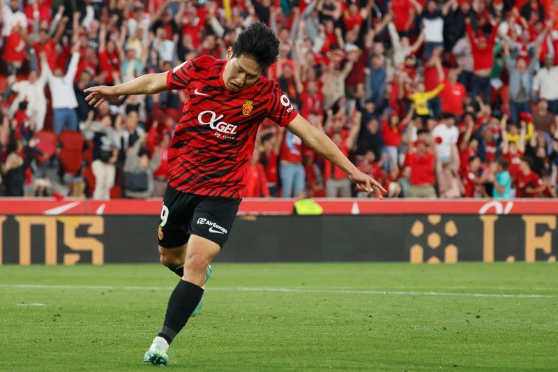 Lee Kang-in (RCD Mallorca) terlihat sedang merayakan gol ketiga timnya dalam pertandingan La Liga Spanyol musim 2022-2023 yang digelar di kandang RCD Mallorca. Pada tanggal 23 April (waktu setempat), pertandingan RCD Mallorca melawan Getafe CF digelar di Estadi Mallorca Son Moix, Mallorca, Spanyol. (Yonhap News) 