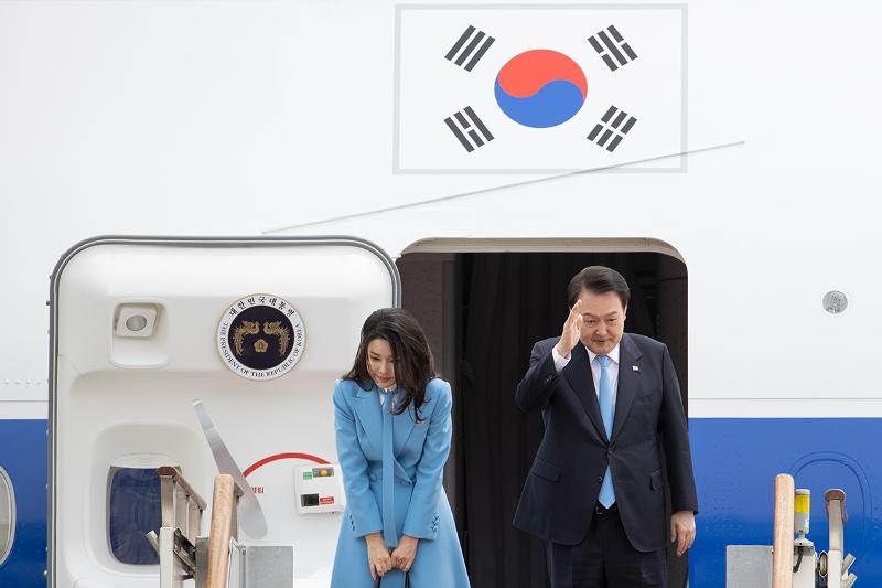 Presiden Yoon Suk Yeol dan Ibu Negara Kim Keon Hee yang melakukan kunjungan kenegaraan ke Amerika Serikat, menyapa para pejabat saat mereka menaiki Air Force One di Bandara Seoul di Kota Seongnam, Provinsi Gyeonggi pada tanggal 24 April. (Kim Sunjoo)