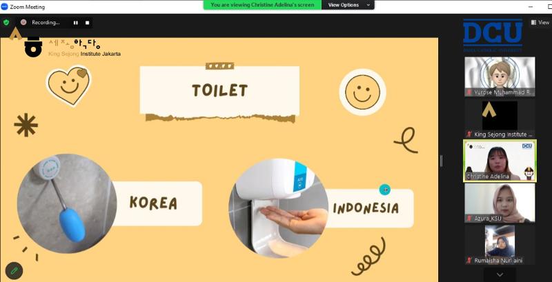 Adel Ssaem sedang menjelaskan perbedaan toilet antara Korea dan Indonesia. (tangkapan layar dari webinar)