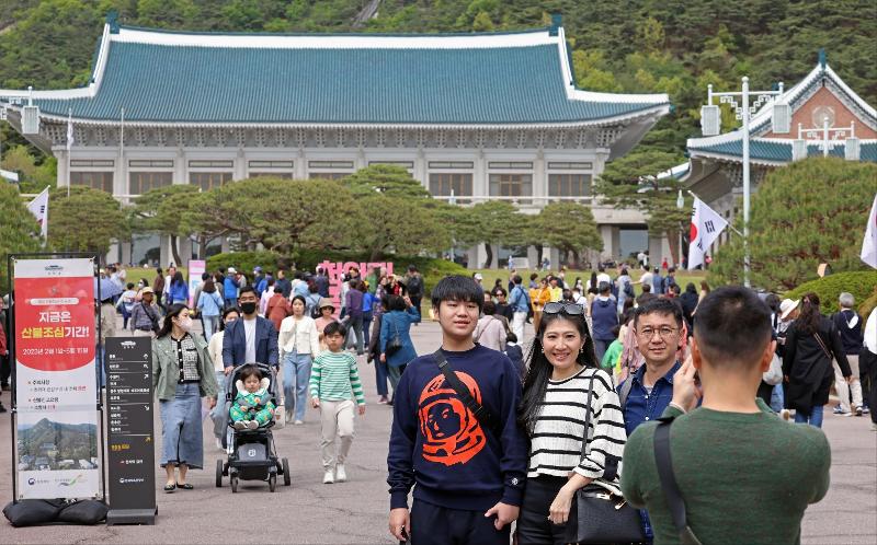 Pada kuartal pertama tahun ini (Januari hingga Maret), sekitar 1,71 juta turis asing berkunjung ke Korea. Foto menunjukkan para pengunjung yang mengunjungi Cheong Wa Dae pada tanggal 22 April. (Fotografer Kementerian Kebudayaan, Olahraga dan Pariwisata, Heo Manjin)