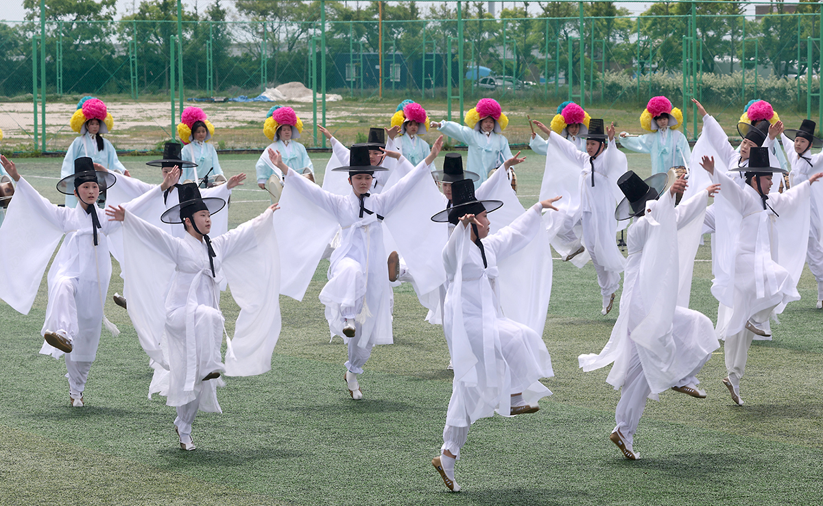 Para siswa dari Sekolah Menengah Pertama Wanita Hyehwa menampilkan Dongnae hakchum (tarian bangau) di Kompetisi Seni Rakyat Busan 2023 (terjemahan tidak resmi) yang diadakan di Taman Olahraga Baegunpo di Nam-gu, Busan pada tanggal 12 Mei. Tarian ini mengekspresikan gerakan burung bangau dan dipelajari turun temurun di Dongnae-gu, Busan. Kompetisi tersebut berlangsung hingga 13 Mei dan diikuti oleh sekitar delapan ratus peserta yang terdiri dari 25 tim yang menampilkan warisan budaya takbenda dan pertunjukan rakyat tradisional lainnya. (Yonhap News)