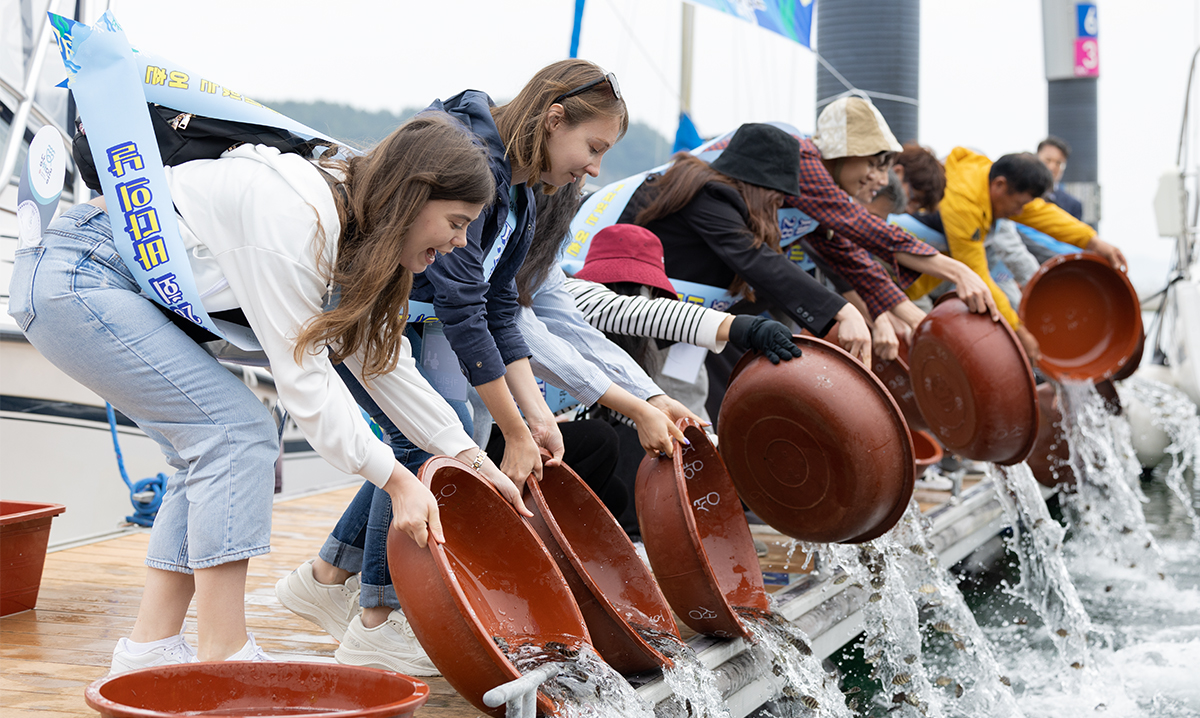 Para wartawan kehormatan Korea.net pada pagi hari tanggal 26 Mei melepaskan benih spesies laut seperti ikan air tawar dan teripang ke laut pada upacara yang menandai Hari Laut Nasional ke-28 di Pelabuhan Mulgeon, Namhae-gun, Provinsi Gyeongsangnam.
