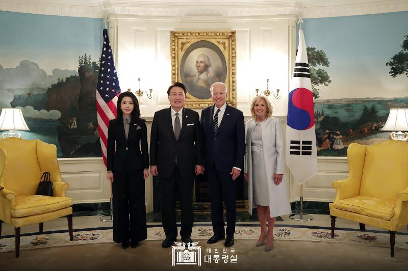 Presiden Yoon Suk Yeol dan Ibu Negara Kim Keon Hee berfoto bersama Presiden Joe Biden dan Ibu Negara Jill Biden pada tanggal 25 April (waktu setempat) saat mengunjungi Gedung Putih. Presiden Yoon dan Ibu Kim mengawali kunjungan kenegaraan ke AS dengan mengunjungi Gedung Putih dan menghadiri acara persahabatan dengan para patriot Perang Korea di Taman Peringatan. Presiden Biden dan Ibu Biden memberikan hadiah berupa meja kecil, vas bunga, kalung, serta pemukul, sarung tangan, dan bola bisbol yang pernah digunakan oleh para atlet bisbol profesional. Presiden Yoon dan Ibu Kim memberikan hadiah berupa dal hangari (porselen putih Dinasti Joseon), teko teh tradisional, dan jokduri (hiasan kepala tradisional Korea). 