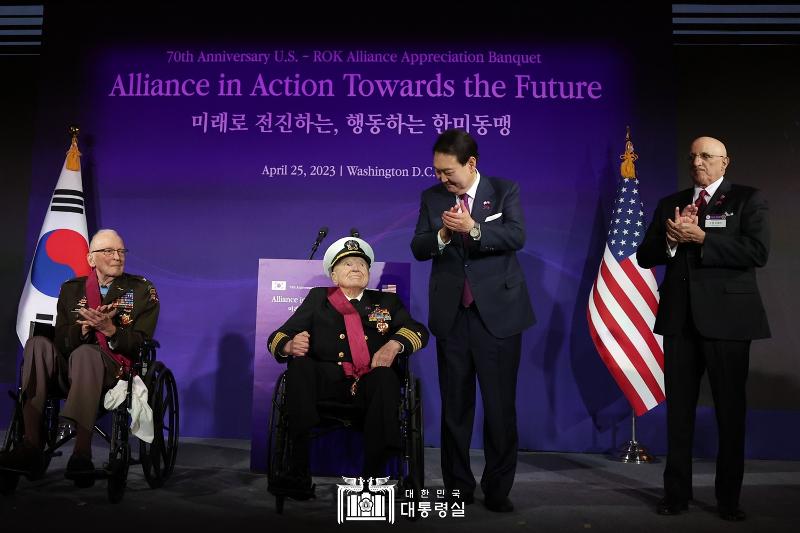 Presiden Yoon Suk Yeol memberikan medali penghargaan kepada para patriot Perang Korea pada tanggal 25 April (waktu setempat) di sebuah hotel di Washington DC. Presiden Yoon mengucapkan terima kasih kepada para patriot yang telah berjuang pada Perang Korea untuk melindungi sebuah negara yang belum pernah mereka ketahui sebelumnya dan belum pernah mereka datangi sebelumnya. Dari kiri ke kanan: Ralph Puckett (kolonel angkatan darat), Elmer Royce Williams (kolonel angkatan laut), Presiden Yoon, dan Joseph Lopez (keponakan mendiang Baldomero Lopez). 