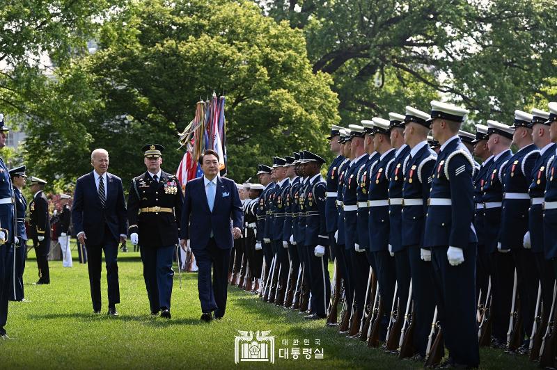 Presiden Yoon Suk Yeol sedang menginspeksi para tentara keamanan pada upacara penyambutan resmi yang digelar pada tanggal 26 April (waktu setempat) di South Lawn, White House, Washington DC, Amerika Serikat. Dalam upacara penyambutan, Presiden Yoon menekankan bahwa Aliansi Korea dan AS adalah aliansi yang tidak dibuat karena keuntungan satu sama lain dan berhenti dalam hubungan yang bertransaksi satu sama lain. Presiden Yoon menyebut bahwa Aliansi Korea dan AS adalah aliansi yang dibuat dengan dasar keadilan dan nilai-nilai yang sama, seperti kebebasan. Presiden Yoon berkata, Saya datang untuk merayakan peringatan 70 tahun aliansi yang membanggakan ini. Presiden Yoon lalu menyampaikan ucapan terima kasih kepada Presiden Joe Biden, Ibu Negara Jill Biden, serta masyarakat AS yang mengundang Presiden Yoon untuk mengunjungi AS. 