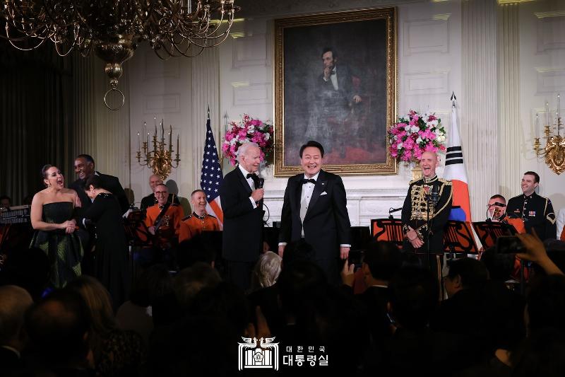 Presiden Yoon Suk Yeol berdiri dan tersenyum di samping Presiden Joe Biden pada jamuan makan malam kenegaraan yang digelar pada tanggal 26 April (waktu setempat) di Gedung Putih, Washington DC. Berbagai pejabat pemerintahan, anggota legislatif, dan pebisnis hadir dalam jamuan makan malam resmi yang dibuat untuk menyambut Presiden Yoon dan Ibu Negara Kim. Presiden Yoon menyebut kunjungan kenegaraan ke AS kali ini sebagai hari bersejarah yang akan menjadi akar baru setelah melewati 70 tahun aliansi yang membanggakan. Presiden Yoon menyanyikan lagu kesukaannya yang berjudul American Pie karya Don McLean, lalu Presiden Joe Biden menghadiahi Presiden Yoon gitar yang ditandatangani oleh Don McLean. 