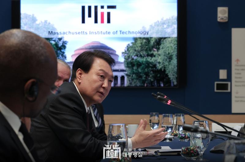 Presiden Yoon Suk Yeol sedang berpidato pada acara dialog dengan para ilmuwan dalam bidang digital bioteknologi yang digelar pada tanggal 28 April (waktu setempat) di MIT (Massachusetts Institute of Technology). Presiden Yoon menjadi presiden Korea pertama yang mengunjungi MIT. Presiden Yoon menekankan bahwa hubungan aliansi antara Korea dan AS sudah berkembang dari sekadar hubungan pertahanan nasional menjadi hubungan yang lebih meluas dalam bidang teknologi yang kreatif dan inovatif. 