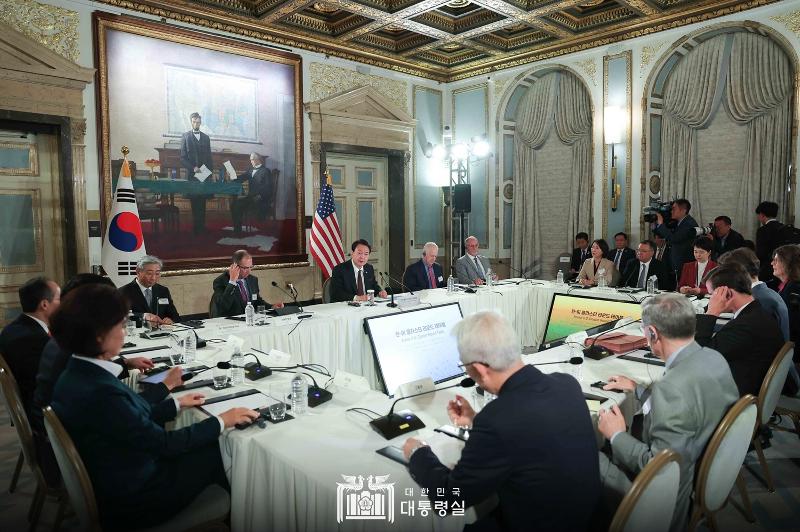 Presiden Yoon Suk Yeol berdiskusi mengenai arah inovasi klaster teknologi termutakhir antara Korea dan AS dalam Korea-US Cluster Round Table yang digelar pada tanggal 28 April (waktu setempat) di sebuah hotel di Boston. Presiden Yoon berkata, Klaster industri teknologi termutakhir antara Korea dan Boston akan menjadi sinergi besar untuk Korea dan AS apabila kapasitas teknologi digabungkan melalui kerja sama yang erat. 