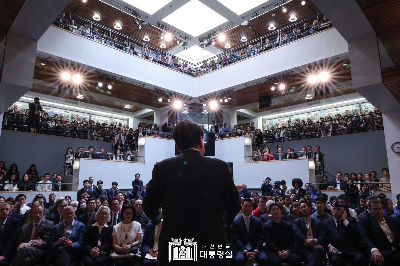 Presiden Yoon Suk Yeol memberikan pidato pada tanggal 28 April (waktu setempat) di Harvard Kennedy School. Pidato ini menjadi jadwal resmi terbuka Presiden Yoon terakhir di AS. Presiden Yoon merupakan presiden Korea aktif pertama yang memberikan pidato di Harvard. Tema pidato Presiden Yoon adalah Pioneering a New Freedom Trail. Presiden Yoon menekankan bahwa totaliterisme dan komunisme yang mengancam kebebasan, harus dijawab dengan solidaritas yang kuat. Presiden Yoon juga mengatakan bahwa kebijakan dan disiplin baru harus dibuat sesuai dengan era digital yang semakin mengakar pada masa modern ini. 