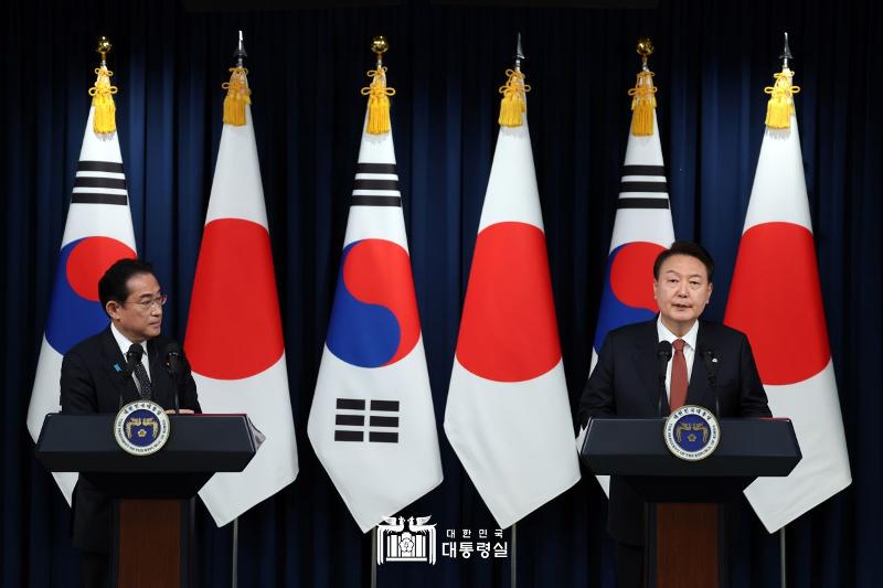 Presiden Yoon Suk Yeol (kanan) dan Perdana Menteri Fumio Kishida (kiri) mengadakan konferensi pers bersama pada tanggal 7 Mei di Kantor Kepresidenan Republik Korea, Yongsan, Seoul. 