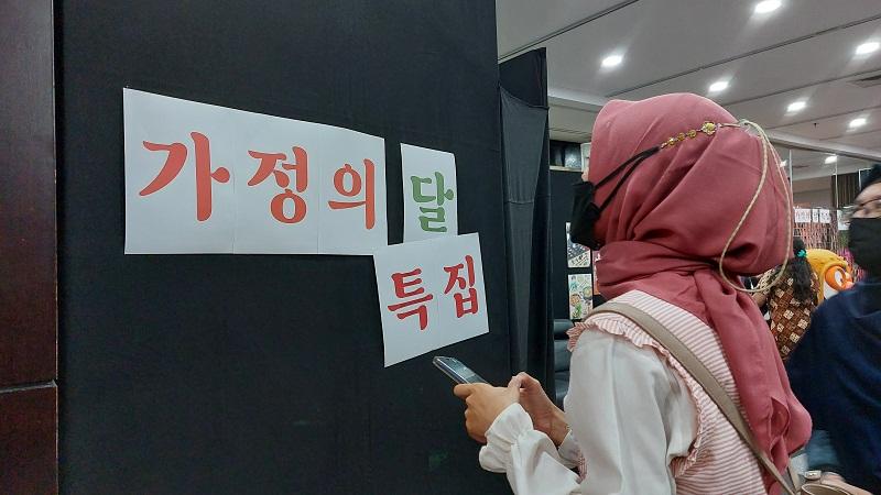 Tulisan Gajeonguidal Teukjib (가정의 달 특집) yang memiliki arti Spesial Bulan Keluarga dipasang di depan pintu Aula Multifungsi KCCI.