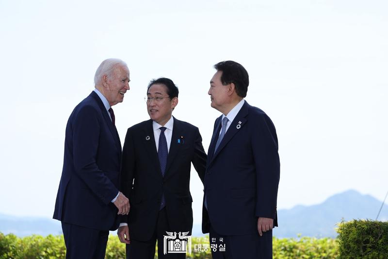 Presiden Yoon Suk Yeol (kanan) berbincang bersama Presiden AS Joe Biden (kiri) dan PM Jepang Fumio Kishida (tengah) sebelum penyelenggaraan KTT Korea-AS-Jepang yang digelar pada tanggal 21 Mei di Grand Prince Hotel, tempat KTT G7 diselenggarakan. 