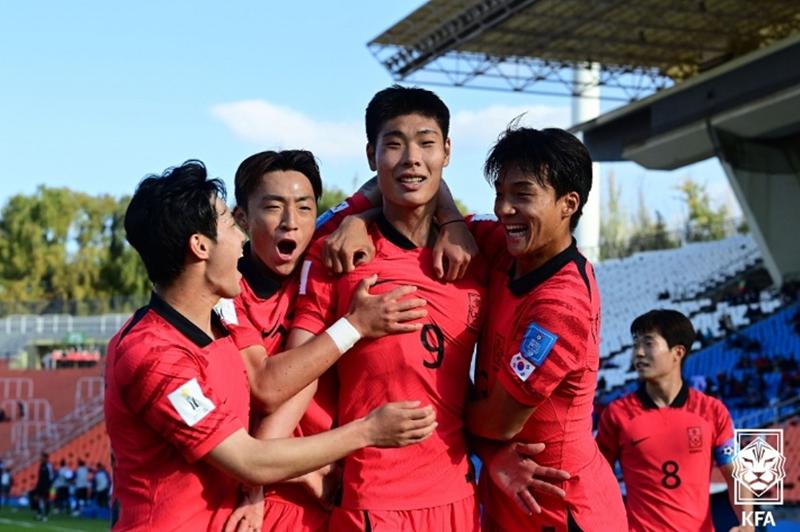 Lee Young-jun (ketiga dari kiri) terlihat gembira bersama para atlet lainnya setelah mencetak gol dalam pertandingan penyisihan grup Piala Dunia U-20 FIFA 2023 antara Korea dan Prancis yang diadakan pada tanggal 22 Mei (waktu setempat) di Stadion Mendoza, Mendoza, Argentina.