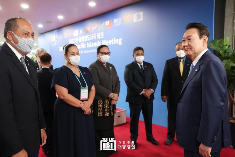 Presiden Yoon Suk Yeol akan memimpin KTT Korea dan Negara-negara Kepulauan Pasifik 2023 di Korea pada tanggal 29-30 Mei. Foto tersebut menunjukkan Presiden Yoon bertemu dengan para menteri luar negeri Negara-negara Kepulauan Pasifik yang mengunjungi Korea pada 27 Oktober untuk menghadiri Pertemuan Menteri Luar Negeri Korea dan Negara-negara Kepulauan Pasifik. (Kantor Kepresidenan Republik Korea)