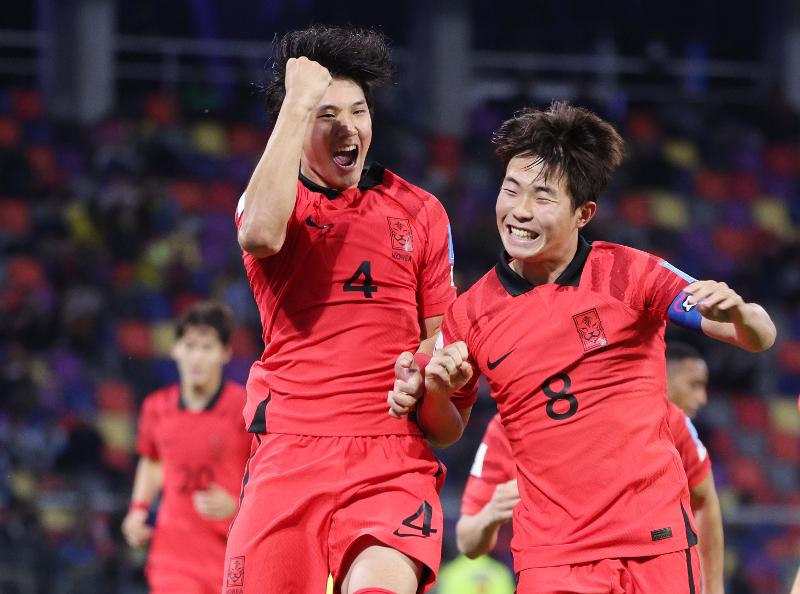 Choi Seok-hyeon (kiri) terlihat senang setelah mencetak gol ketiga pada menit ke-3 pertandingan melawan Ekuador di babak 16 besar Piala Dunia U-20 FIFA 2023 yang diadakan di Stadion Santiago del Estero di Argentina pada sore hari tanggal 1 Juni ( waktu setempat).