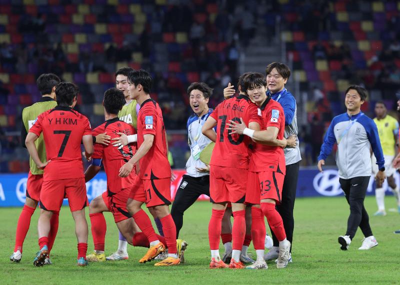 Para pemain dan pelatih Korea saling memberikan selamat setelah menang dengan skor 3-2 dalam pertandingan dengan Ekuador di babak 16 besar Piala Dunia U-20 FIFA 2023 yang digelar di Stadion Santiago del Estero Argentina pada tanggal 1 Juni (waktu setempat).