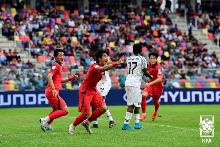 Choi Seok-hyeon (kedua dari kiri) terlihat senang setelah mencetak gol sundulan pada pertandingan perempat final antara Korea dan Nigeria di Piala Dunia FIFA U-20 2023 yang diadakan di Stadion Santiago del Estero di Argentina pada tanggal 4 Juni (waktu setempat).